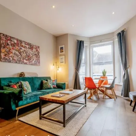Charming Seaside 2 Bed Apartment, 2Minute Walk From Top Westbrook Bay Beach Margate Exterior photo
