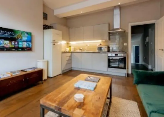 Charming Seaside 2 Bed Apartment, 2Minute Walk From Top Westbrook Bay Beach