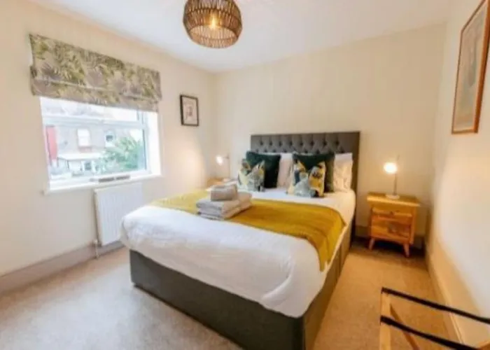 Charming Seaside 2 Bed Apartment, 2Minute Walk From Top Westbrook Bay Beach