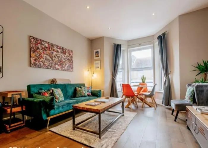 Charming Seaside 2 Bed Apartment, 2Minute Walk From Top Westbrook Bay Beach