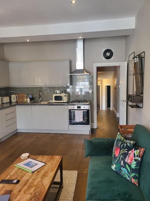 Charming Seaside 2 Bed Apartment, 2minute Walk From Westbrook Bay Apartment