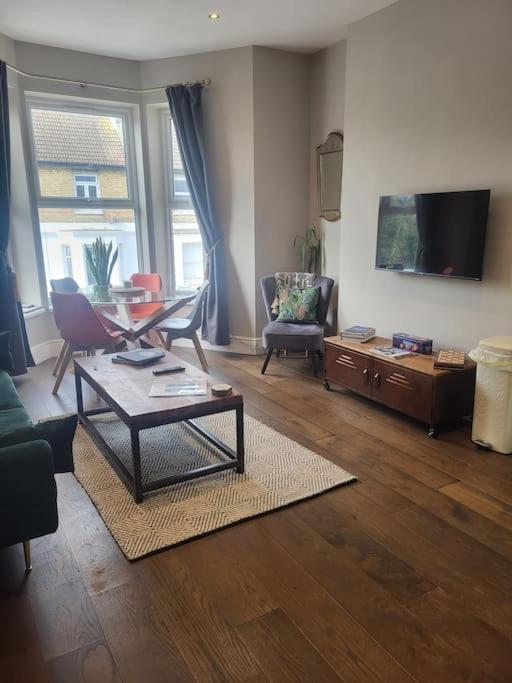 Charming Seaside 2 Bed Apartment, 2minute Walk From Westbrook Bay * Margate