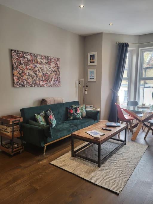 Charming Seaside 2 Bed Apartment, 2minute Walk From Westbrook Bay *